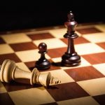 Firouzja vence a Praggnanandhaa y alcanza al líder en Polonia